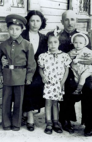A.Aliyevin ailesi.jpg
