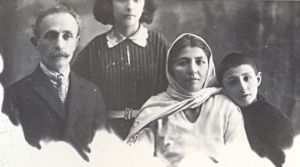 Nebiyevler ailesi. Baki, 1924.jpg