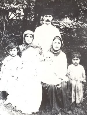 Nebiyev Ehmed, ailesi. Qizi Ruxsarə, anası Mesume, yol. Maral x., oglu İzzet.jpg