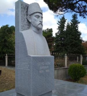 Seyid Əzim Şirvaninin qəbirüstü abidəsi (Şamaxı).jpg